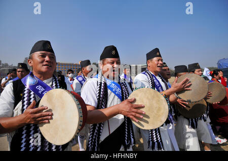 Kathmandu, Nepal. 30. Dezember 2016. Nepalesische Gurung Gemeinschaft Menschen spielt traditionelles Instrument während der Feier der Tamu Lhosar oder Losar in Kathmandu, Nepal auf Freitag, 30. Dezember 2016. Gurung Gemeinschaft Menschen feiert in diesem Jahr Tamu Lhosar oder Losar als ein neues Jahr des Vogels. © Narayan Maharjan/Pacific Press/Alamy Live-Nachrichten Stockfoto