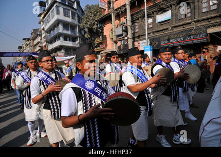 Kathmandu, Nepal. 30. Dezember 2016. Nepalesische Gurung Gemeinschaft Menschen spielt traditionelles Instrument während der Feier der Tamu Lhosar oder Losar in Kathmandu, Nepal auf Freitag, 30. Dezember 2016. Gurung Gemeinschaft Menschen feiert in diesem Jahr Tamu Lhosar oder Losar als ein neues Jahr des Vogels. © Narayan Maharjan/Pacific Press/Alamy Live-Nachrichten Stockfoto