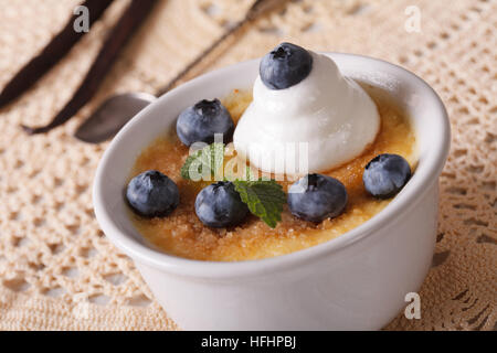 Französische Vanille Creme Caramel-Dessert mit Heidelbeeren Nahaufnahme auf dem Tisch. horizontale Stockfoto