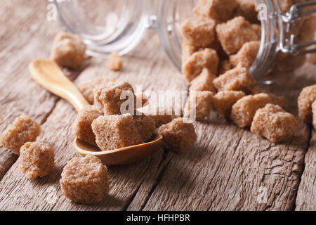 brauner Rohrzucker auf eine Tabelle Nahaufnahme. horizontale Stockfoto