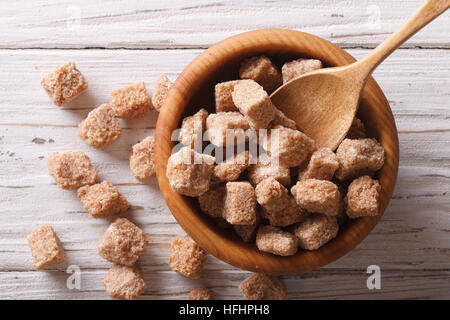 Stücke von rohem Rohrzucker in einer Holzschale Nahaufnahme. horizontale Ansicht von oben Stockfoto