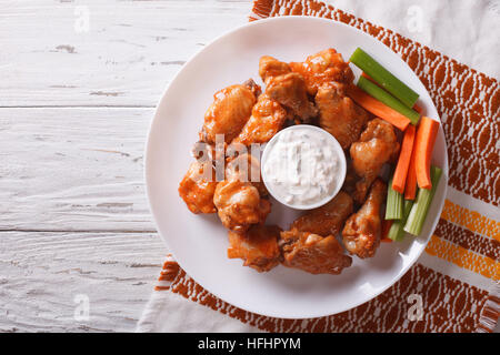 Buffalo chicken Wings mit Käse-Sauce und Sellerie auf dem Tisch. horizontale Ansicht von oben Stockfoto