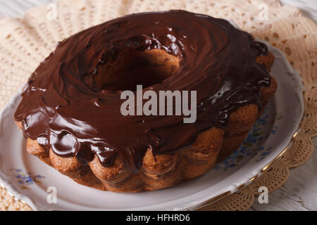 besonderes Brot Kuchen mit Schokoladenglasur Nahaufnahme auf einer Platte. horizontale Stockfoto