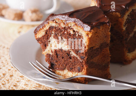 leckeres Stück Marmorkuchen mit Schokolade Makro auf dem Tisch. horizontale Stockfoto