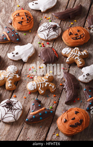 Schöner Hintergrund Lebkuchen Halloween close-up auf dem Tisch. Vertikal Stockfoto