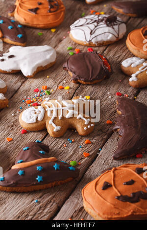 Hausgemachter Lebkuchen Halloween close-up auf dem Tisch. Vertikal Stockfoto