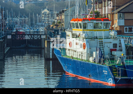 Smit Towy Boot vor Anker oben außen Penarth Marina - Teil von der Cardiff Bay vor Ort - in Süd-Wales Stockfoto