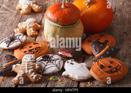 Schönen Lebkuchen für Halloween und frische Kürbis auf den Tisch. horizontale Stockfoto