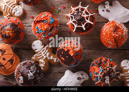 Halloween Muffins und Cookies Lebkuchen close-up auf dem Tisch. horizontale Ansicht von oben Stockfoto