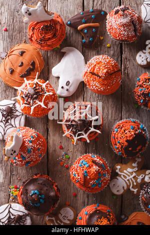 Halloween Muffins und Cookies Lebkuchen close-up auf dem Tisch. vertikale Ansicht von oben Stockfoto
