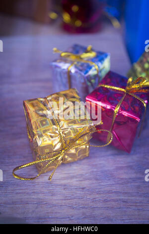 Boxen mit glänzendes Geschenkpapier verpackt. Keine Menschen. Stockfoto