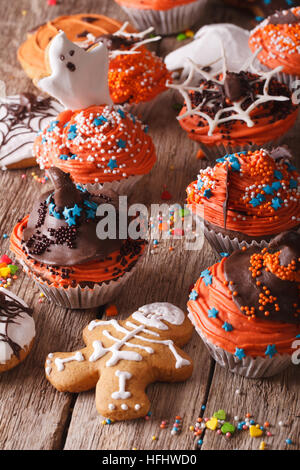 Festliche Halloween Muffins und Cookies Lebkuchen close-up auf dem Tisch. vertikale Stockfoto