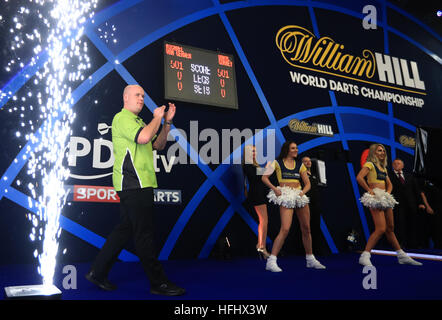 Michael van Gerwen geht für seinen Kampf gegen Daryl Gurney tagsüber dreizehn der William Hill Dart Weltmeisterschaft im Alexandra Palace, London. Stockfoto