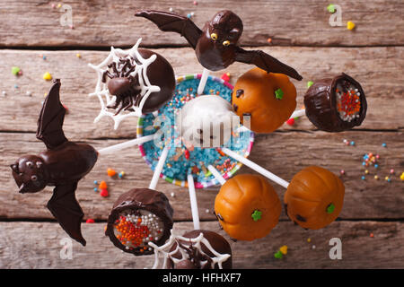 Festliche Halloween Pop-Kuchen mit einer Tabelle Großaufnahme. Horizontale Ansicht von oben Stockfoto