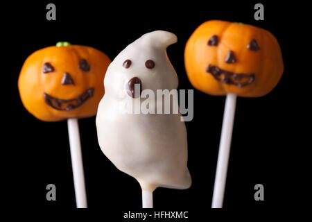 Halloween Kuchen Pop gruselige und Kürbisse auf schwarzem Hintergrund isoliert. horizontale Stockfoto