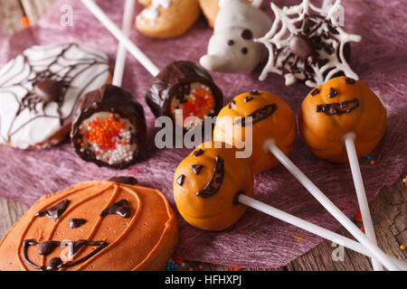 Festliche Halloween Kuchen pop und Lebkuchen mit einer Tabelle Großaufnahme. horizontale Stockfoto