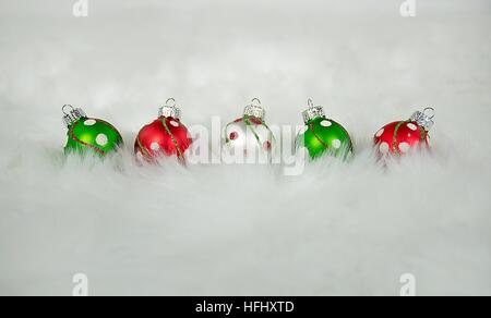Weihnachtsschmuck im weißen Fell Stockfoto