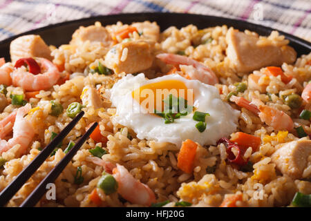 Gebratener Reis Nasi Goreng mit Huhn, Garnelen und Gemüse Makro horizontale Stockfoto