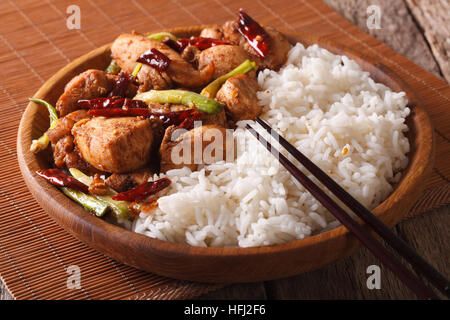 Chinesisches Essen: Hähnchen Kung Pao mit Reis auf eine Platte Nahaufnahme. horizontale Stockfoto