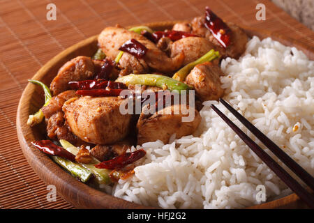 Chinesische Küche: Kung-Pao Huhn und Reis auf eine Platte Nahaufnahme. horizontale Stockfoto