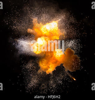 Realistisches Feuer, Explosion, orange blast mit auf schwarzem Hintergrund Funken isoliert Stockfoto