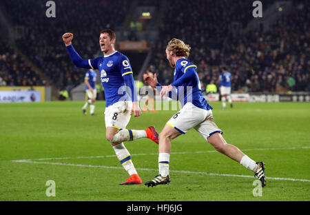 Everton Ross Barkley feiert Tor seiner Mannschaft zweite des Spiels mit Tom Davies (rechts) während der Premier-League-Spiel im Stadion KCOM, Rumpf. Stockfoto