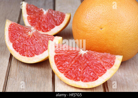 Geschnittene rote Grapefruit auf Holzplatte Hintergrund Stockfoto