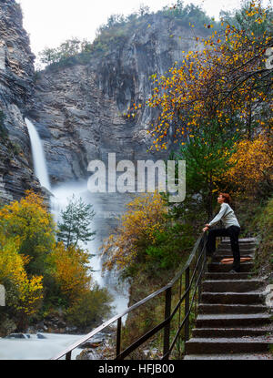 Frau in einem Wasserfall-Standpunkt. Stockfoto