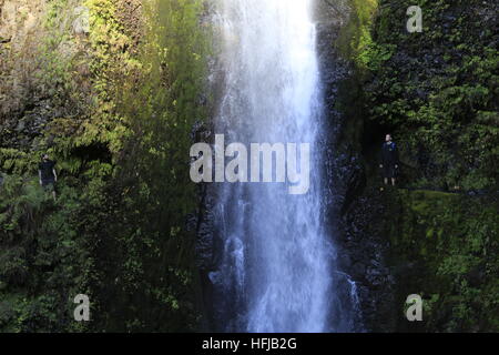 Zwei Männer am Tunnel fällt auf der Eagle Creek Trail, Oregon Stockfoto