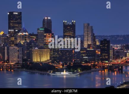 Abenddämmerung Skyline von Pittsburgh, Pennsylvania, USA. Point State Park-Wasser-Brunnen im Vordergrund zu sehen. Stockfoto