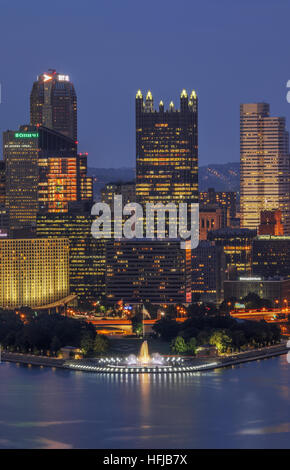 Abenddämmerung Skyline von Pittsburgh, Pennsylvania, USA. Point State Park-Wasser-Brunnen im Vordergrund zu sehen. Stockfoto