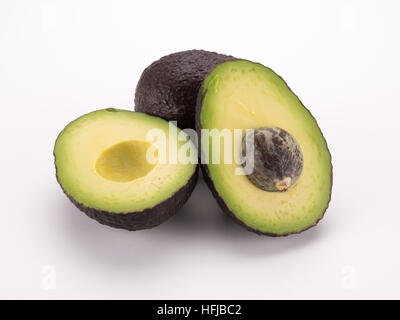 Avocado 2 mit vorderen Split in Hälfte Isolated on White Stockfoto