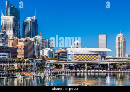 Darling Harbour, Sydney, Australien, mit den Gebäuden im Wasser gespiegelt. Stockfoto