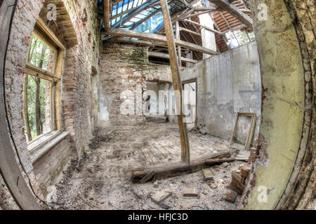 Ruinen des Gebäudes in desolatem Zustand - undichtes Dach Stockfoto