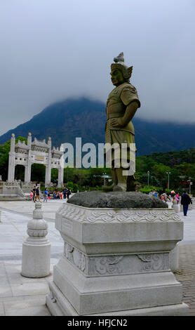 Statue am Gehweg zum Tian Tin-Kloster und der Big Buddha im Ngong Ping Village auf Lantau Island, Hong Kong. Stockfoto