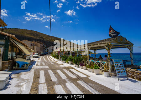 Traditionellen Tavernen und Restaurants mit Blick auf das Meer von Oitilo Küstendorf in Mani - Laconia - Griechenland. Stockfoto