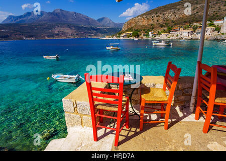 Traditionelle Stühle mit einem Tisch in der Nähe der schönen griechischen Meer Limeni Village befindet sich in Laconia - Griechenland. Stockfoto