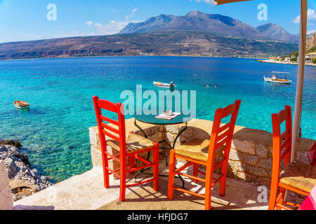 Traditionelle Stühle mit einem Tisch in der Nähe der schönen griechischen Meer Limeni Village befindet sich in Laconia - Griechenland. Stockfoto