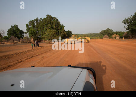 Baro, Guinea, 1. Mai 2015: Eine neue Straße in das Dorf, das sich über dem vorgeschlagenen Niveau des Fomi Damm gebaut wird. Stockfoto