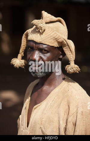 Baro, Guinea, 1. Mai 2015: Jäger in Baro Dorf ihre traditionellen Hüte tragen. Sie jagen für Spiel im Wald drei Mal in der Woche. Stockfoto