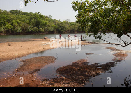 Baro Dorf, Guinea, 1. Mai 2015: die Fischer ihre Netze. Diese Zeit ist in der Regel gut zum Angeln, da der Fluss zu niedrig ist. Stockfoto