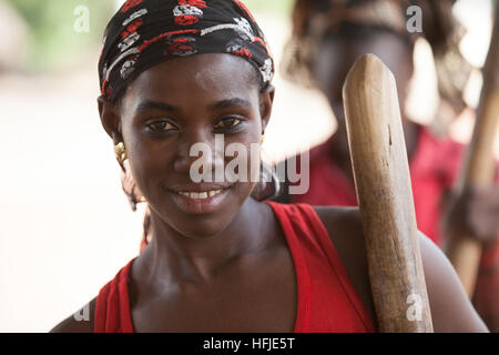 Baro, Guinea, 1. Mai 2015: Eine neue Straße in das Dorf, das sich über dem vorgeschlagenen Niveau des Fomi Damm gebaut wird. Stockfoto