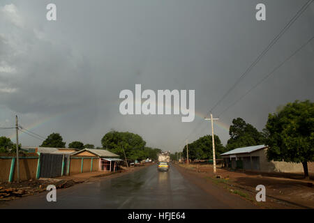 Kankan, Guinea, 1. Mai 2015: Ein Regenbogen erscheint am Himmel nach frühen saisonale Regenfälle. Stockfoto