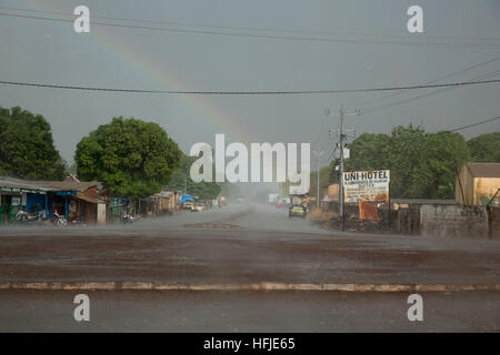 Kankan, Guinea, 1. Mai 2015: Ein Regenbogen erscheint am Himmel nach frühen saisonale Regenfälle. Stockfoto