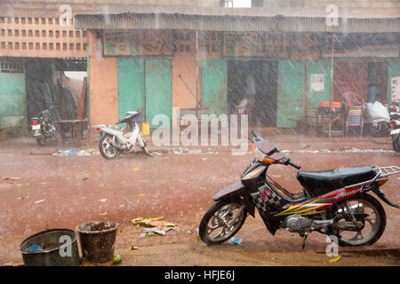 Kankan Stadt, Guinea, 1. Mai 2015: Straße Szenen während der frühen saisonale Regenfälle in der Stadt fallen. Stockfoto