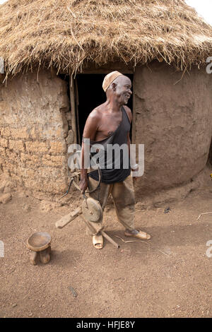 Gbderedou Baranama, Guinea, 2. Mai 2015; Schmied Namory Camara, 80, 2 Frauen, 12 Kinder, außerhalb seines Hauses. Stockfoto