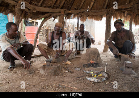 Gbderedou Baranama, Guinea, 2. Mai 2015; Schmied Namory Camara, 80, 2 Frauen, 12 Kinder, außerhalb seines Hauses. Stockfoto