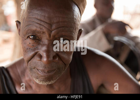 Gbderedou Baranama, Guinea, 2. Mai 2015; Schmied Namory Camara, 80, 2 Frauen, 12 Kinder, außerhalb seines Hauses. Stockfoto