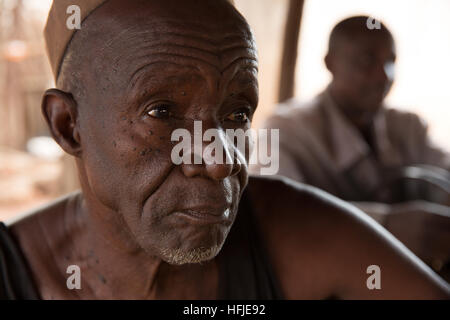 Gbderedou Baranama, Guinea, 2. Mai 2015; Schmied Namory Camara, 80, 2 Frauen, 12 Kinder, außerhalb seines Hauses. Stockfoto