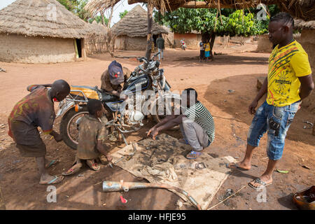 Gbderedou Baranama, Guinea, 2. Mai 2015;. junge Auszubildende Instandsetzung ein Motorrad. Stockfoto